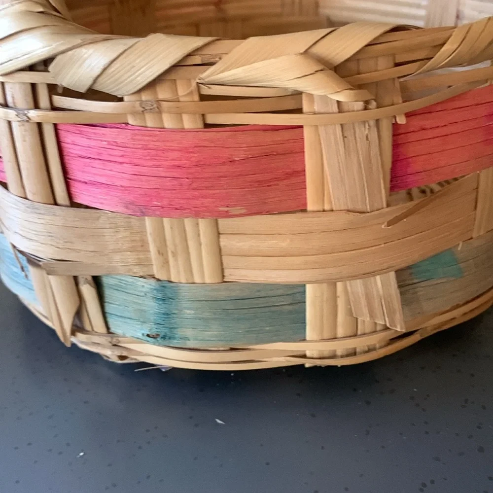 Easter Basket VINTAGE condition 1950’s Large, HAND WOVEN MEXICAN WICKER, clean. - Picture 10 of 10